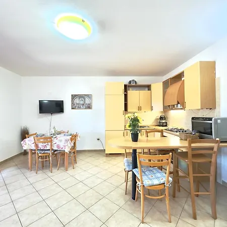 Holiday home Viola House *